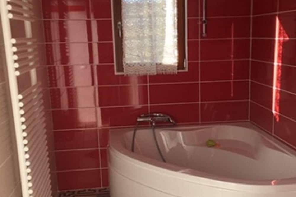 Entire apartment, Independent studio part of a quercynoise house. in Figeac, Massif Central