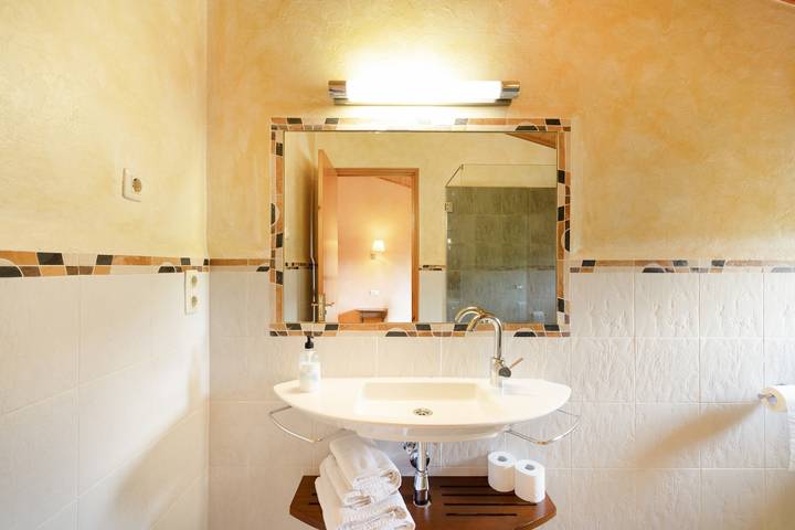 'Ball De Bastons' B&B with Mountain Views, Wifi, and Air Conditioning in Cantallops d'Avinyonet, Avinyonet del Penedès