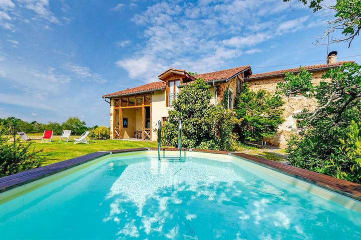 Location de vacances pour 15 personnes, avec jardin, animaux acceptés à Ossages