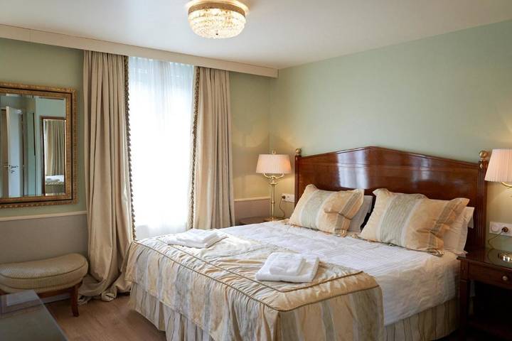 Hôtel pour 3 personnes, avec Terrasse et Vue à Servières-le-Château