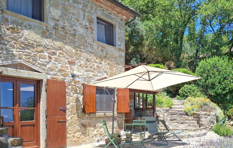 Accogliente appartamento con Wi-Fi, terrazza, giardino e parcheggio in strada in Anghiari, Valtiberina