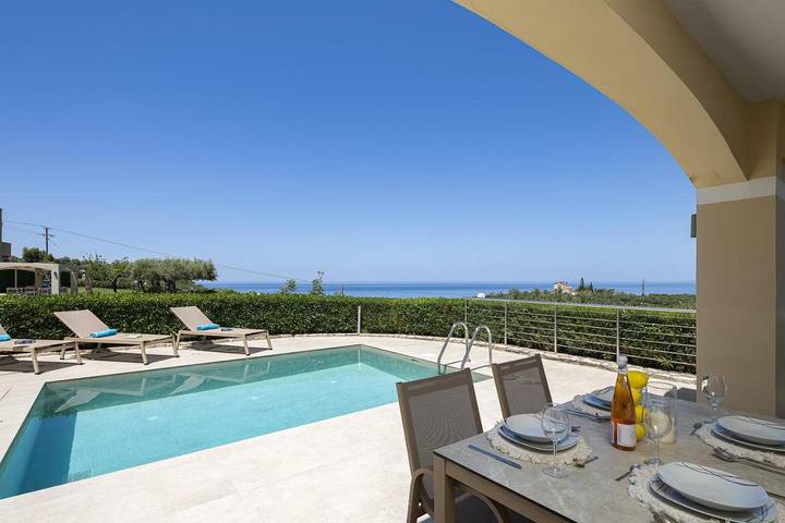 Hôtel pour 5 personnes, avec Balcon et Terrasse ainsi que Jardin et Piscine