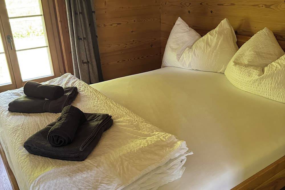 A Stunning Mountain Chalet with a Hot Tub and Alpine Views in Grindelwald in Schwendi b. Grindelwald, Grindelwald