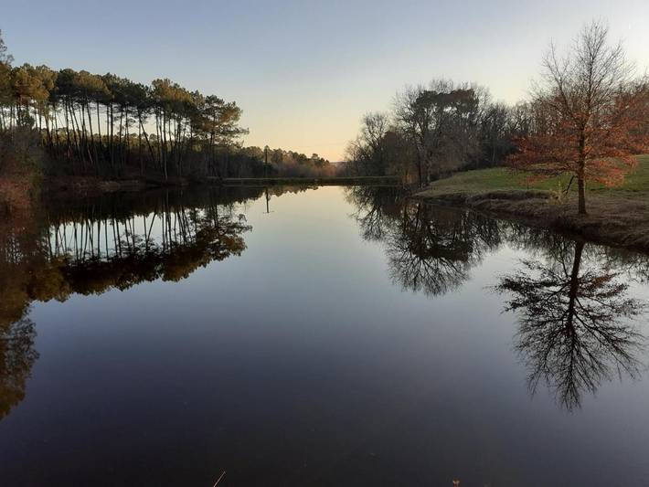 Location de vacances pour 12 personnes, avec vue ainsi que vue sur le lac et jardin à Saint-Martin-de-Coux