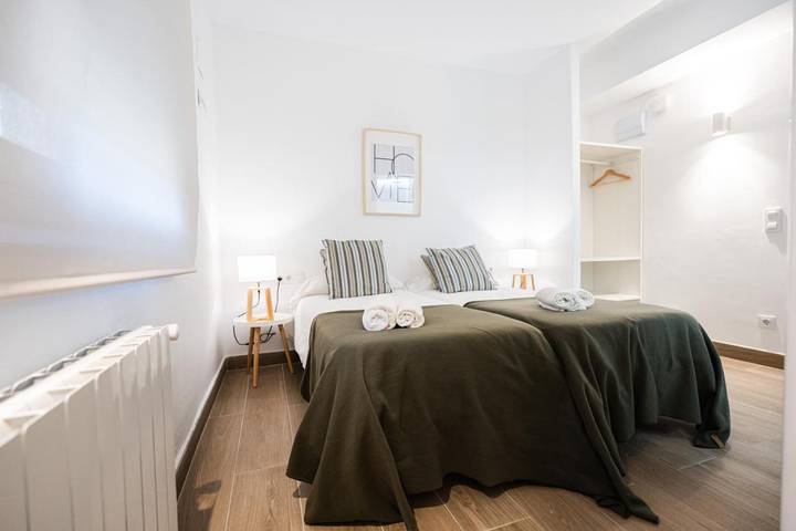 Hotel para 6 personas, con Terraza y Jardín además de Piscina y Vistas en Sales de Llierca - 2