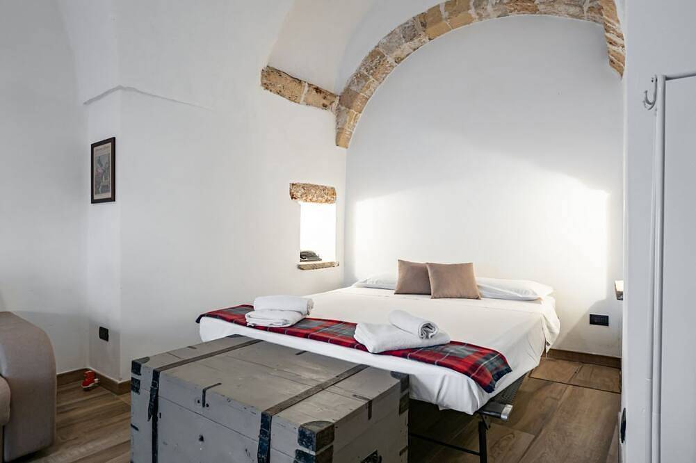 Guesthost - Palazzo Rolli - The Room of the Barrels in Galatone, Golfo de Tarento