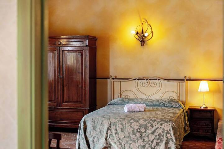 Mimosa Apartment in Bauernhaus mit Garten und Pool in Spoleto, Perugia Provinz