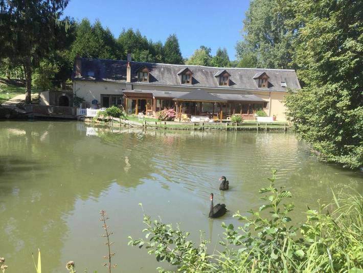Location de vacances pour 2 personnes, avec Terrasse et Jacuzzi ainsi que Jardin et Piscine à Luceau