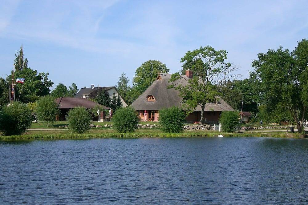 Apartamento entero, Vacation apartment directly at the fishing pond with parking lot and terrace in Wismar, North-West Mecklenburg (Wismar region)