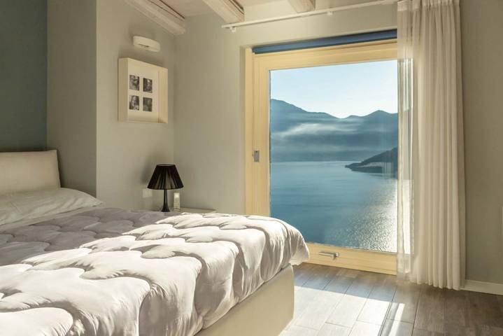 Apartament wakacyjny dla 5 osób, z widok na jezioro i basen oraz balkon/ taras i balkon w Prowincja Bergamo