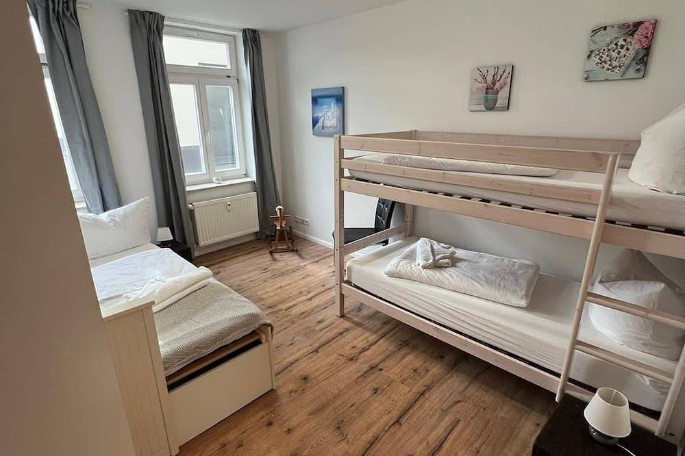Ganze Wohnung, Apartment Bernstein im Eg mit Garten, Infrarot-Sauna - Ferienwohnung Bernstein in Stadtmitte Rostock, Rostock