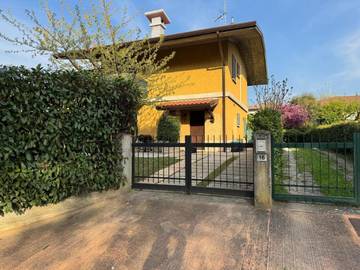 Ferienhaus für 5 Personen, mit Garten und Ausblick in Gardasee-Lombardei