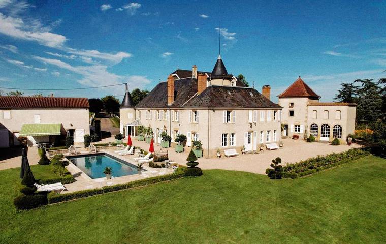 Gîte pour 10 personnes, avec Terrasse ainsi que Jardin et Piscine dans Montceaux-l'Étoile