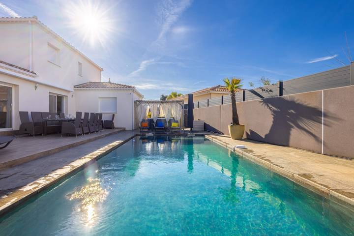 Villa pour 10 personnes, avec jacuzzi ainsi que piscine et jardin, adapté aux familles à Agde - 3