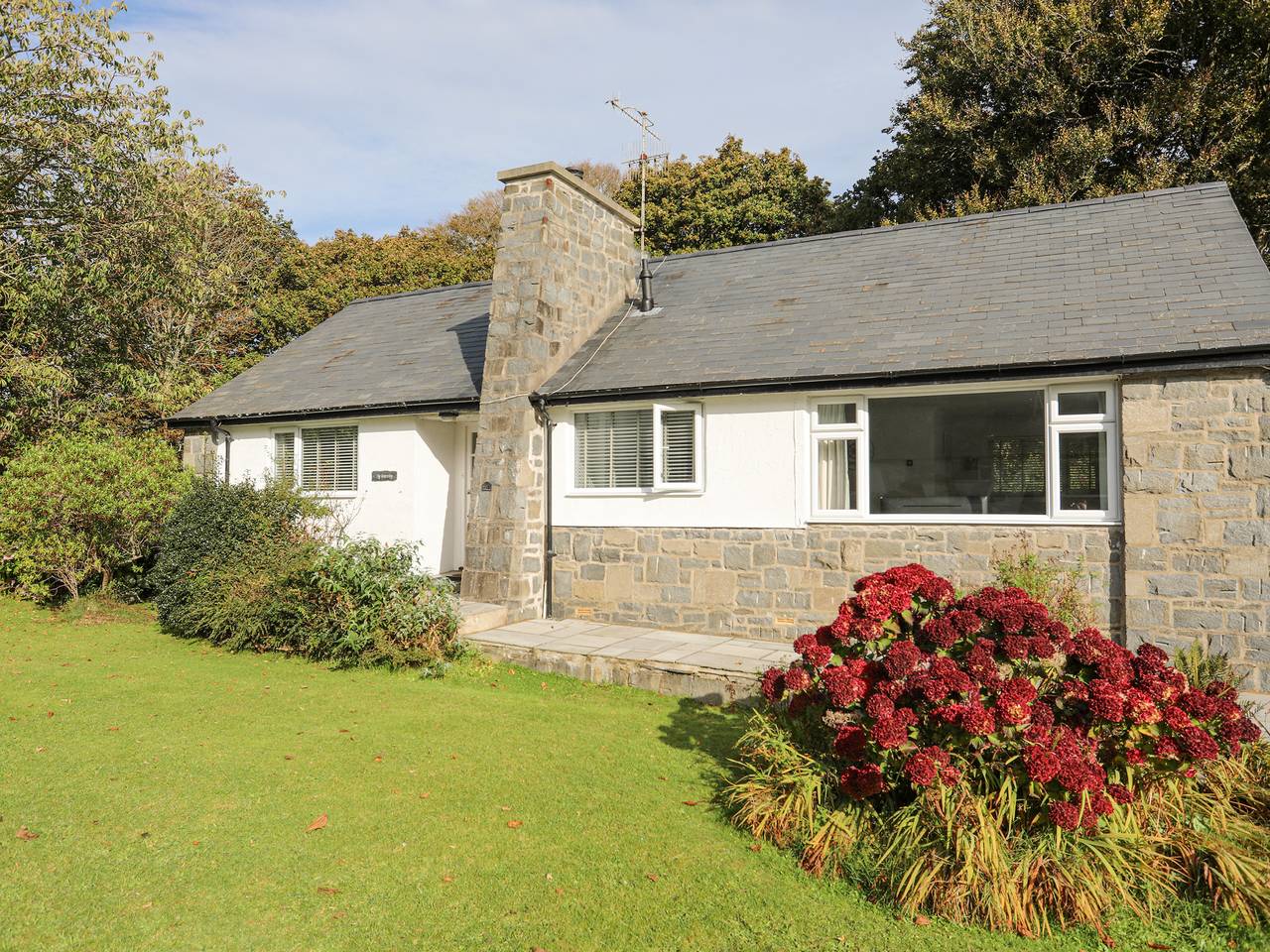 Ty Cerrig in Llanbedrog, Gwynedd