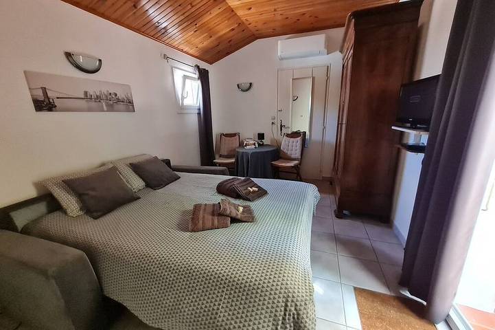 Gîte pour 2 personnes, avec jardin ainsi que piscine et terrasse à Bollène - 4