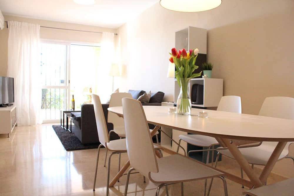 Geheel appartement, Appartement Costabella / Marbella, uitzicht op zee, zwembad, vlakbij het strand / Wifi in Las Chapas, Marbella