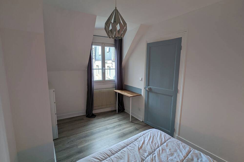 Quiet townhouse on the front shore, nearby restaurants & shops, 10m from the sea in Luc-sur-Mer, Caen region