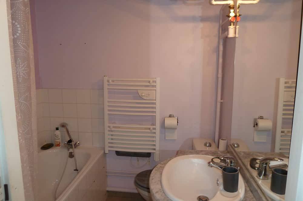 Appartement entier, Appart Studio pour 2 P - balcon plein sud face au lac classé 2 ** - centre in Lac de Gérardmer, Gérardmer