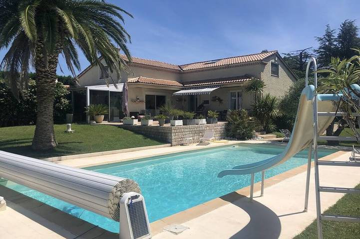 Location de vacances pour 8 personnes, avec jardin à Saint-Just-d'Ardèche