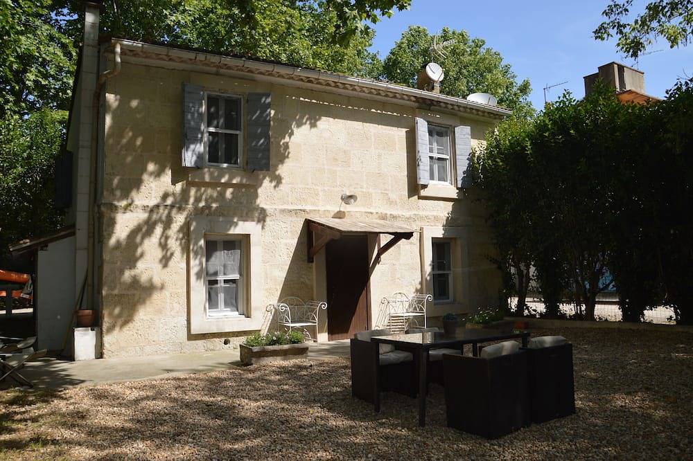 Maison en pierre dans mas typique de Camargue avec élevage de taureaux in Saintes-Maries-de-la-Mer, Région d'Arles