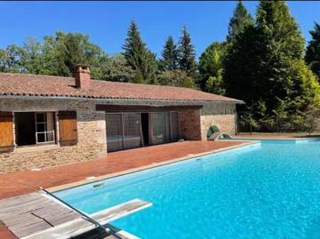 Gîte pour 4 personnes, avec jardin et piscine, animaux acceptés à Peyrilhac