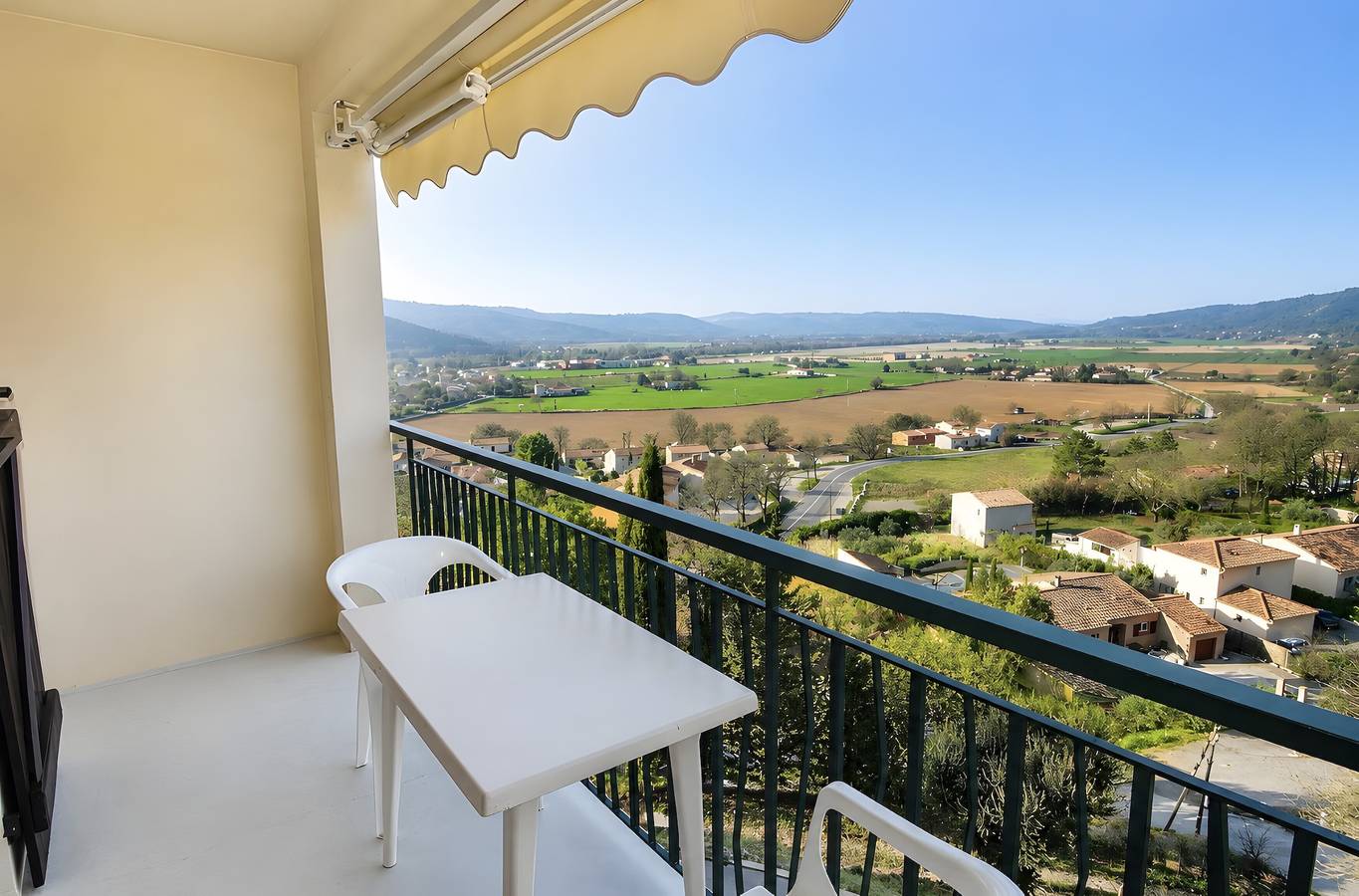 Studio entier, Studio 'À Louer Gréoux' avec terrasse privée, balcon et Wi-Fi in Gréoux-les-Bains, Alpes-de-Haute-Provence