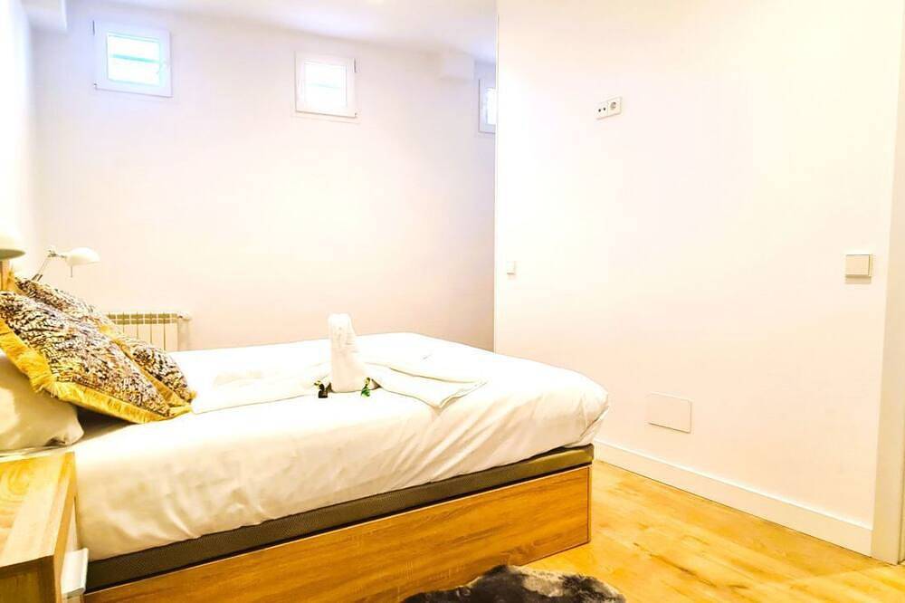 Entire apartment, Malasaña Ii Apartment by Oshun in Centro (Madrid), Madrid