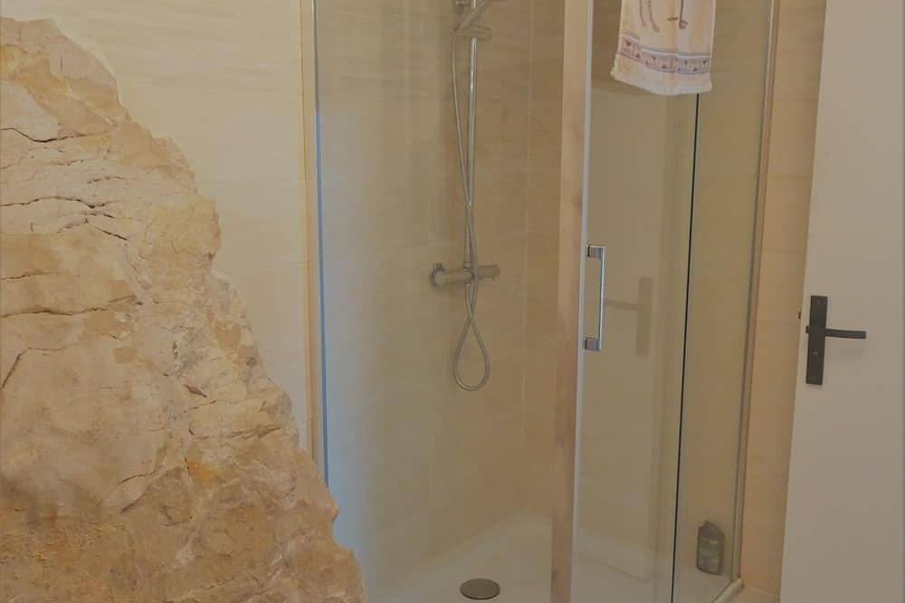 Entire apartment, Bas de villa near Calanques de Cassis in quiet subdivision in Carnoux-en-Provence, Marseille region