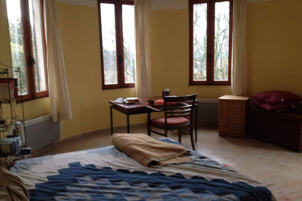 Contemporary bright and friendly villa with private park, view over the Rhône valley. in Suze-la-Rousse, Nyons region