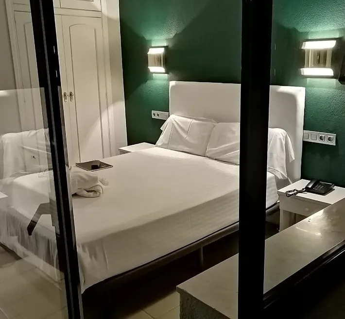 Hotel para 2 personas, con piscina y jacuzzi además de jardín y sauna - 1