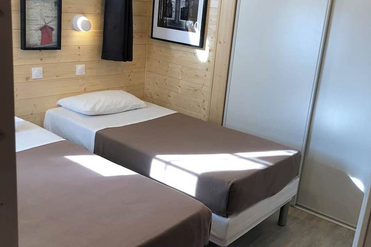 Entire apartment, Lovely Chalet-style studio on ground floor with terrace overlooking garden near Igr line 14 in Villejuif, Val-de-Marne