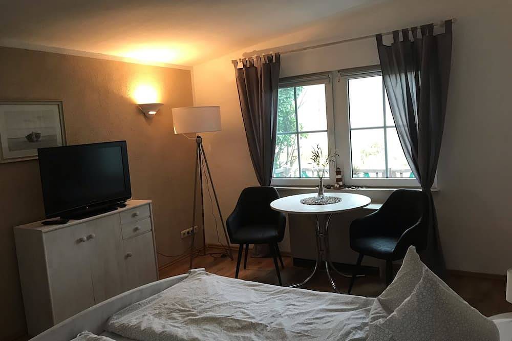 Ganze Wohnung, Kleine gemütliche Ferienwohnung in sehr ruhiger Lage in Ostseebad Prerow, Prerow