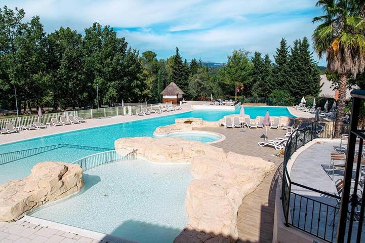 Gîte pour 9 personnes, avec Terrasse ainsi que Jardin et Piscine dans Domaine de Fayence