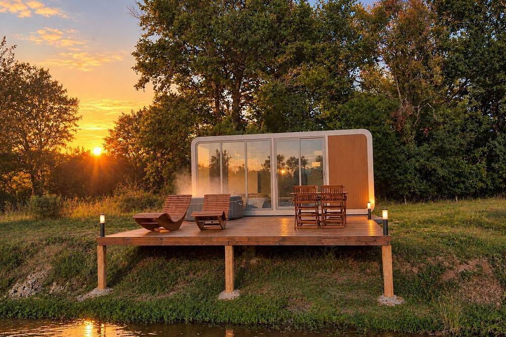 Studio romantique, jacuzzi et terrasse sur l’eau in Velles, Châteauroux und Umgebung
