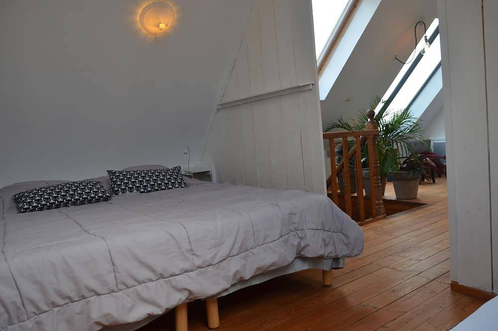 Maison typique au calme à moins de 200 m des plages, vue mer de l'étage. in Santec, Ceinture Dorée