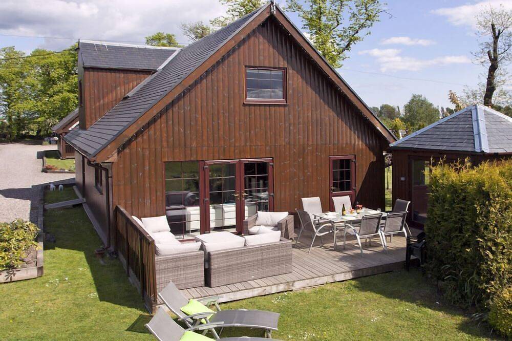 Party Lodge - luxury 4-bedroom lodge with private hot tub, large gardens, barbecue area, lovely view in Stirling, Stirling und Umgebung