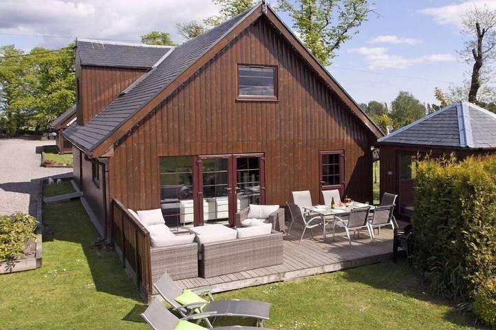 Holiday rental for 10 people, with hot tub and terrace as well as garden in Stirling