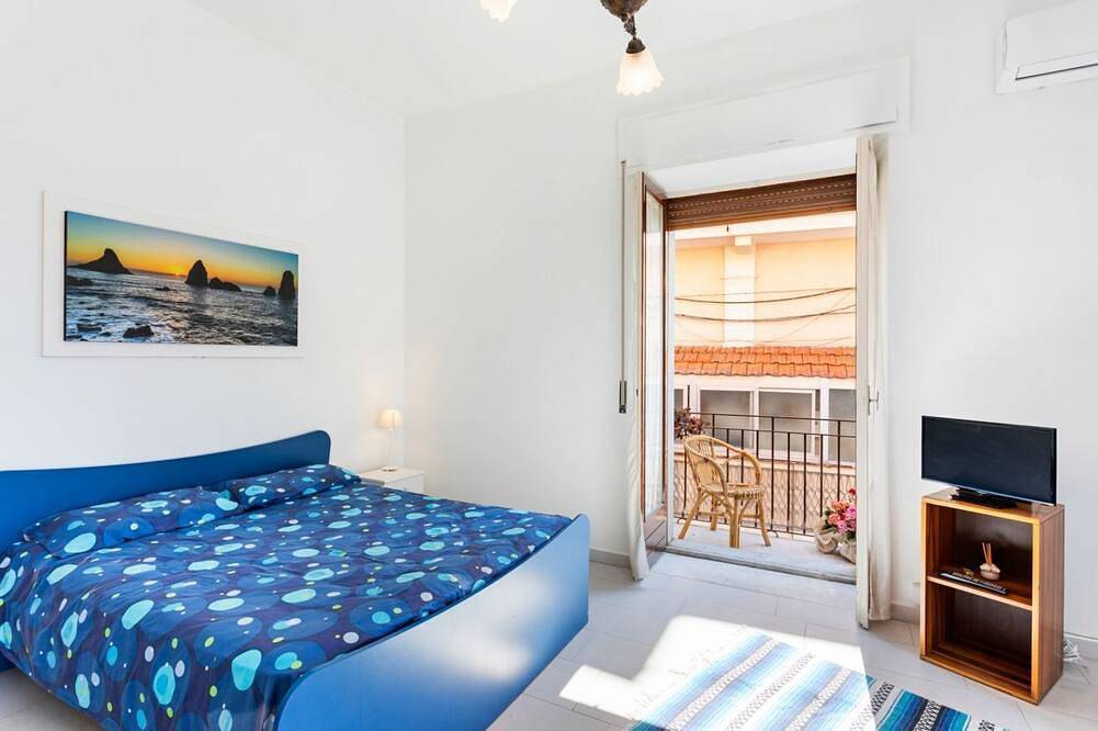 Apartamento entero, Guesthost - This comfortable 80sqm apartment can accommodate up to 3 people (distributed over 2 levels with internal stairs) located on the first floor, without a lift, of a characteristic building overlooking the Cyclops Riviera and Lachea Island. In 5 in Aci Trezza, Aci Castello