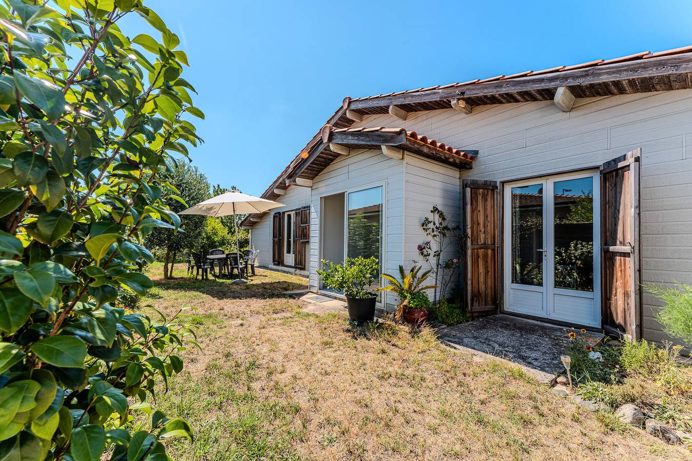 Holiday Home Near the Center with Shared Pool and Private Terrace in La Teste-de-Buch, Arcachon region