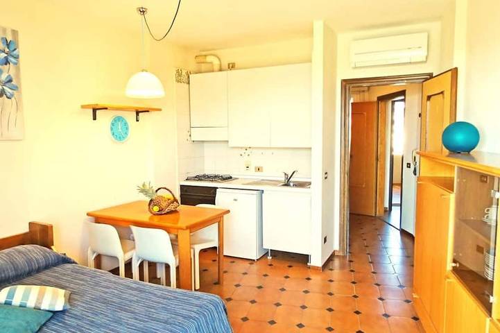 Appartement entier, Studio avec balcon et vue mer à 50 mètres de la mer in Santo Stefano al Mare, Riviera di Ponente