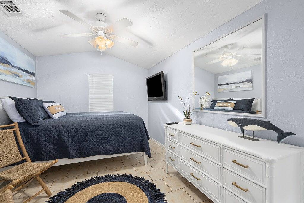 Entire Home, Pool, Lanai/Porch, Private Bar, Minutes to Beach, Fully Stocked!! in Largo, Pinellas County