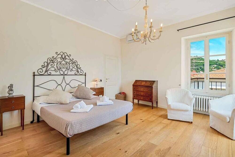 Villa La Levante est une splendide villa d'époque située dans une position élégante et résidentielle, entourée par la nature mais en même temps proche des principaux services. Cette élégante résidence offre une expérience de vie unique, caract in La Spezia, Riviera di Levante