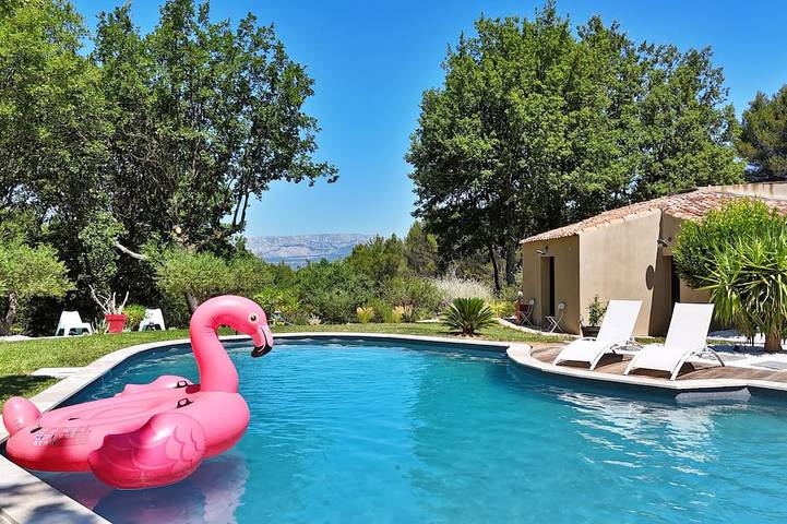 Location de vacances pour 2 personnes, avec jardin ainsi que balcon et piscine à Trets