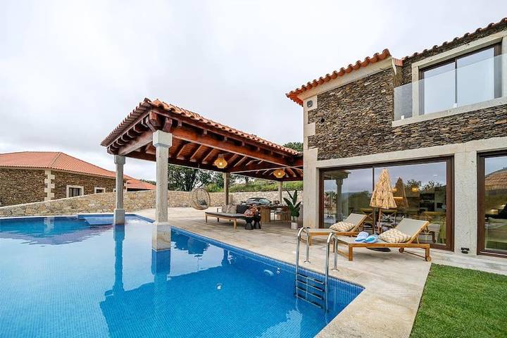 Location de vacances pour 8 personnes, avec vue ainsi que jardin et piscine à Vila Nova de Cerveira - 3