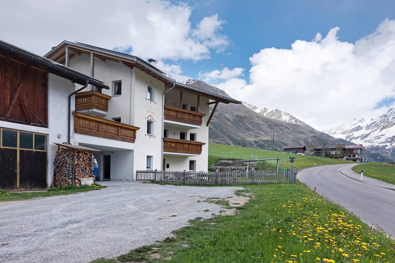 Ganze Wohnung, Ferienwohnung 'Arnika' mit Bergblick, privater Terrasse und Wi-Fi in Melag, Graun