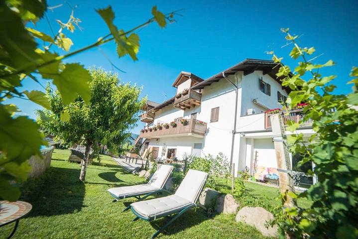 Ferienwohnung für 4 Personen, mit Ausblick und Garten sowie Pool