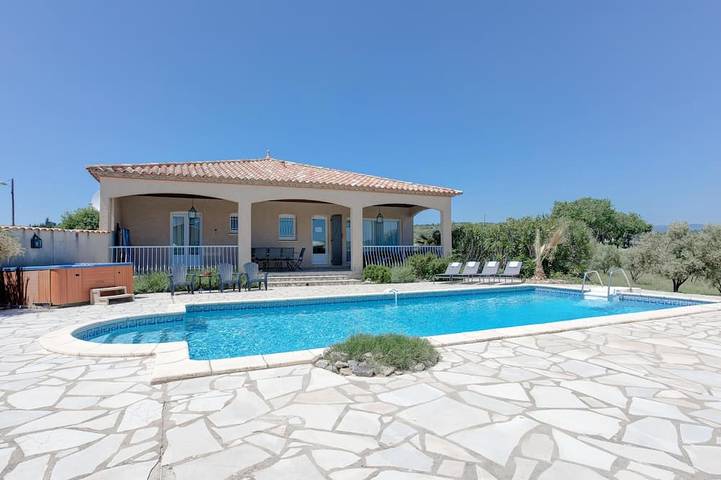 Location de vacances pour 8 personnes, avec terrasse et jardin, animaux acceptés à Aigne