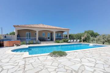 Location de vacances pour 8 personnes, avec jardin et terrasse, animaux acceptés à Aigne