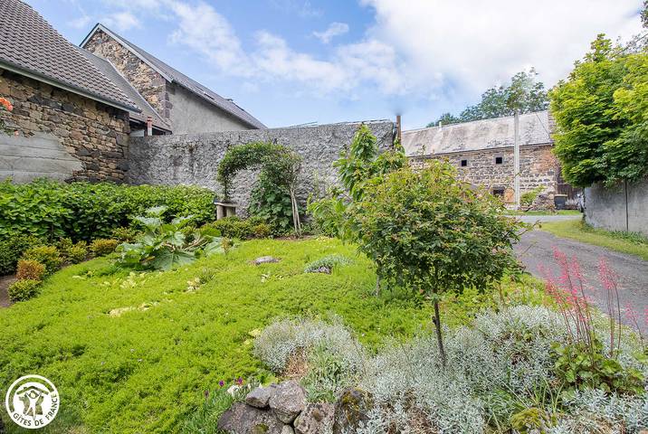 Gîte pour 4 personnes, avec jardin à Charbonnières-les-Varennes - 2
